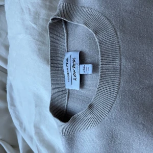 Beige tröja från & other stories  -  Passar till allt. 