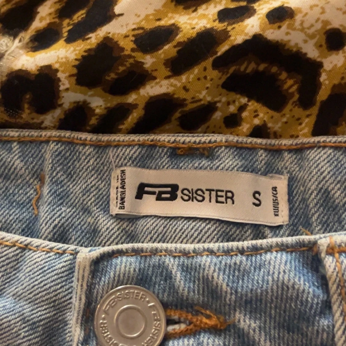 Ljusa jeansshorts från FB Sister - 91