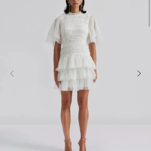 HELT NY STUDENTKLÄNNING - Super fin  vit klänning från Bymalina! Helt ny och slutsåld  med prislappen på.  Perfekt för speciella tillfällen som studenten. Säljer då jag fick den i present och den inte passar,  nypris är 3800 kr säljs  för 1900 alltså halva priset  💕 Skriv vid frågor och egna bilder 🩷 Tyck gärna på köp nu! 