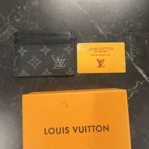 Svart kortfodral från Louis Vuitton - Säljer ett stilrent svart kortfodral från Louis Vuitton med det klassiska monogrammönstret. Perfekt för att hålla dina kort organiserade och lättillgängliga. Kommer med originalförpackning.
