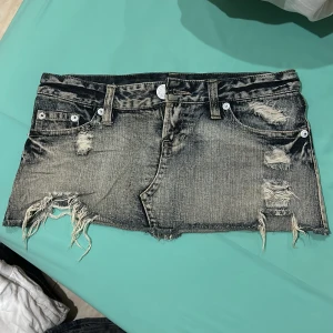 Vintage Jeans Kjol - Fin jeanskjol som är köpt på en vintage butik utomlands! Det är en miniskirt och är i storlek 34 (38cm tvärs över) Skriv vid frågor! Prefekt till sommaren.  