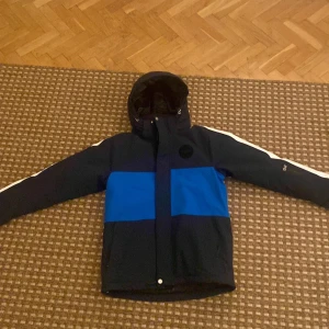 8848 altitude skid/vinterjacka - Storlek 160cm, skick 10/10 oanvänd, perfekt för vinteraktiviteter