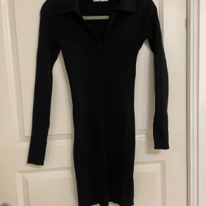 NA-KD klänning  - Stickad klänning från NA-KD. Använd 1 gång. 