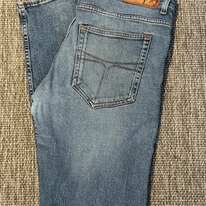 Blå jeans från Tiger  - Säljer ett par klassiska blå jeans från Tiger.