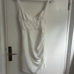 Vit klänning från Zara - Fin tight vit klänning med lite korsettliknande upptill. Jättebra skick använd 1 gång