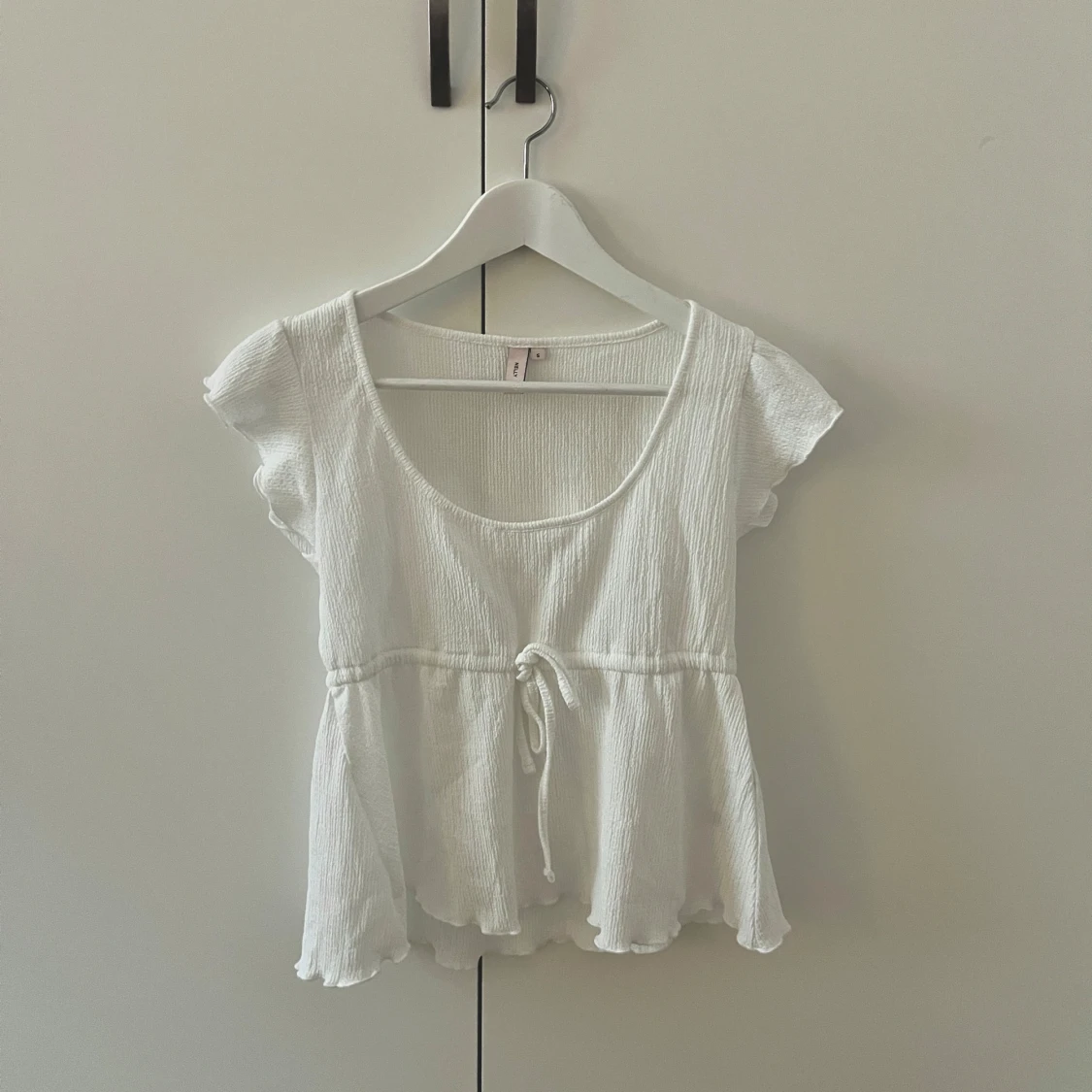 Vit ribbad topp med knyt