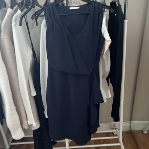 Klänning från stockhlm  - Jättejättefin kort mörkblå klänning från märket Stockhlm💓säljes då den tyvärr börjat bli för liten, inköpt för 1000kr, säljes för 300kr. 