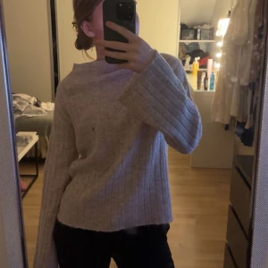 Beige ribbad tröja  - Mysig beige ribbad tröja med långa ärmar och en avslappnad passform. Perfekt för kyliga dagar och enkel att matcha med olika outfits🥰Aldrig använd