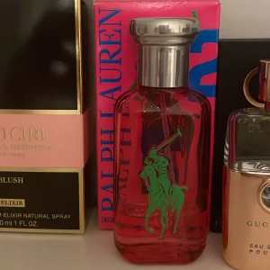 Ralph Lauren Big Pony 2 för kvinnor - En livlig och energisk parfym från Ralph Lauren, Big Pony 2, för kvinnor. De är ungefär 20 ml kvar av flaskan men kommer o trycka i 50 ml i och med att flaskan är så stor köpt för 650 kr.Flaskan är rosa med en grön polo-spelare och har en modern och sportig design. Perfekt för den som gillar en fräsch och ungdomlig doft.