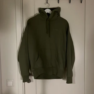Olivgrön hoodie från Polo Ralph Lauren - Säljer en olivgrön hoodie från Polo Ralph Lauren med avslappnad passform. Den har en klassisk känguruficka och justerbar huva med dragsko. Perfekt för en casual look. Priset kan diskuteras
