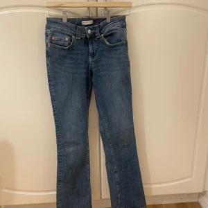 Blå bootcut jeans - Snygga blå bootcut jeans med klassisk y2k fickor och knappgylf. Perfekta vardags jeans. Köptes för 2 år sedan från Gina tricot men enbart använda 4 gånger, alltså väldigt bra skick🫶🏼