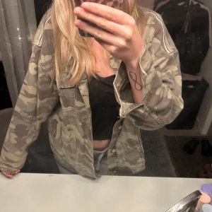 Militärjacka  - Militär mönstrad jacka från Zara som inte längre säljs. Storlek M eller oversized S beroende på hur man vill att den ska sitta🫶🏼