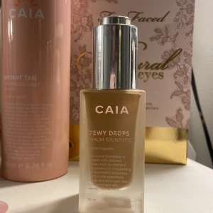 CAIA Dewy Drops Serum Foundation 20W - 4/5 kvar i flaskan, endast testat några gånger och aldrig använt pipetten mot huden. Färg: 20W. CAIA Dewy Drops Serum Foundation är en hybridfoundation med återfuktande egenskaper och vitamin E. Den ger en naturlig och strålande finish, perfekt för torr och glåmig hud. Flaskan är elegant med en silverfärgad pump och frostat glas. Kostar egentligen 345kr. 