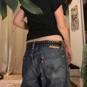 Blå jeans - Säljer ett par blå jeans med en loose passform och låg midja. Snygga och baggy i storlek W36 L30. De är i mans modell och behöver bälte för mig att användas som har storlek M i byxor.