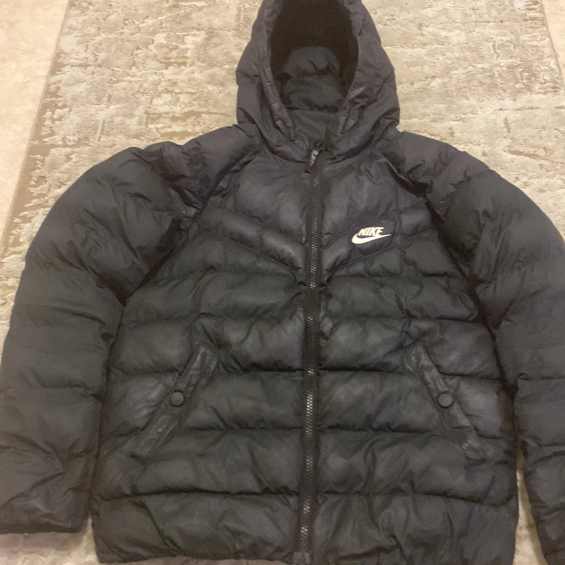 Svart dunjacka från Nike