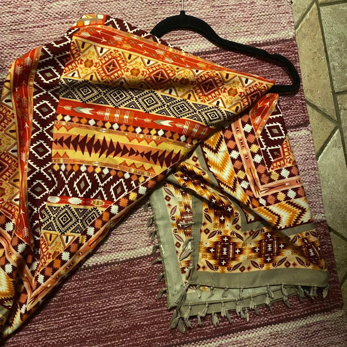 Färgglad mönstrad halsduk