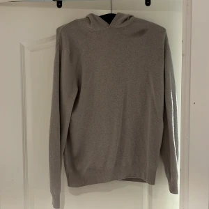 Oscar Jacobson  - 100% cashmere tröja från Oscar Jacobsson köpte för typ 3000 säljer för 1299 den är använd ett fåtal gånger.