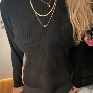 Svart ribbad tröja - Säljer en stilren svart ribbad tröja med långa ärmar. Perfekt för en enkel och snygg look. Tröjan är bekväm och passar till många olika outfits. Första och sista bilden är från köparen jag köpte den från