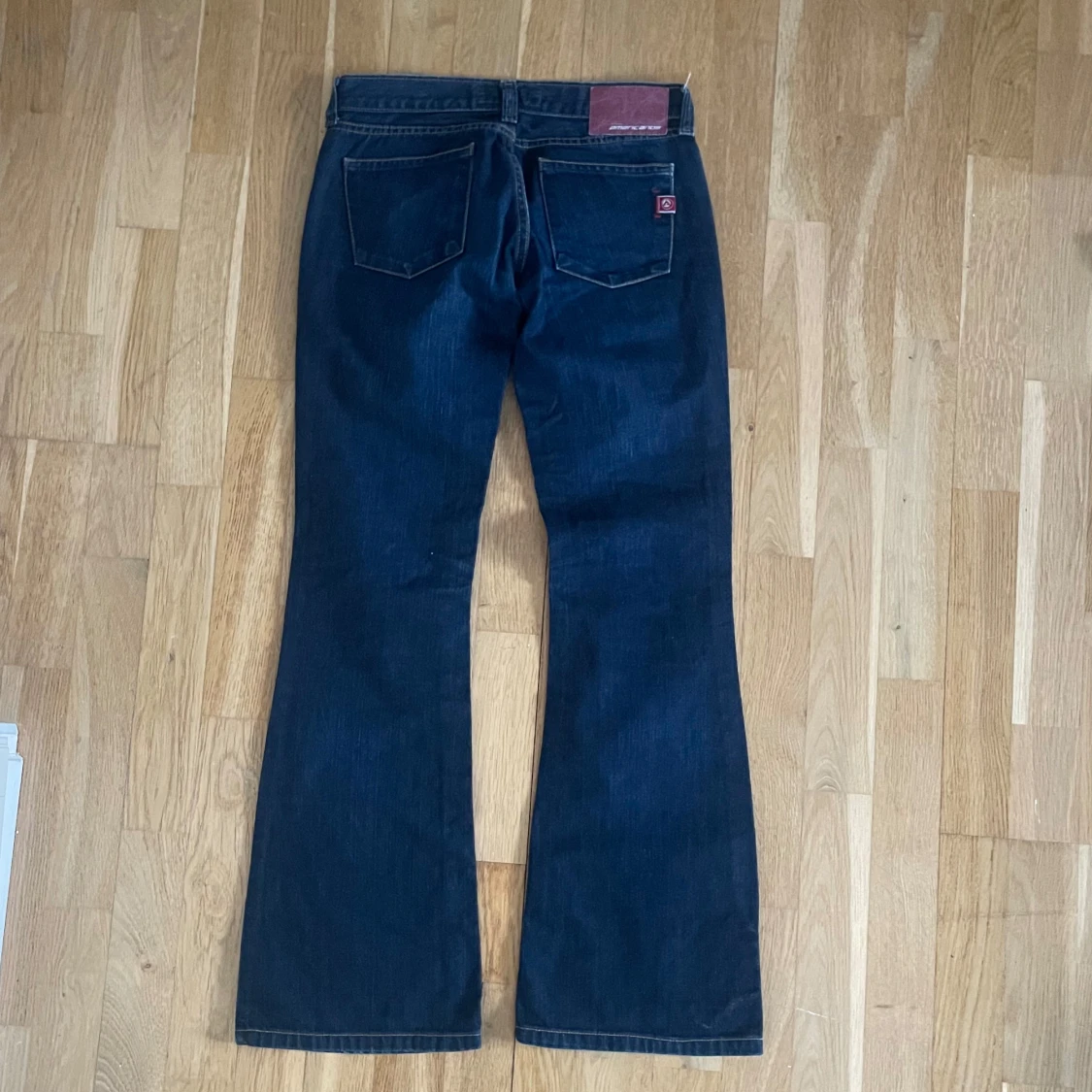 Mörkblå bootcut jeans från Americanos  - 92