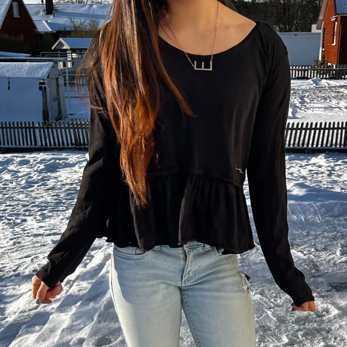 Svart långärmad topp med volangdetalj - 92