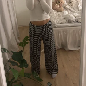 Randiga vida byxor - Säljer mina randiga pyjamasbyxor från gina då jag inte använder dom lika mycket längre. Super bekväma och sköna, perfekt för en mysig hemma kväll