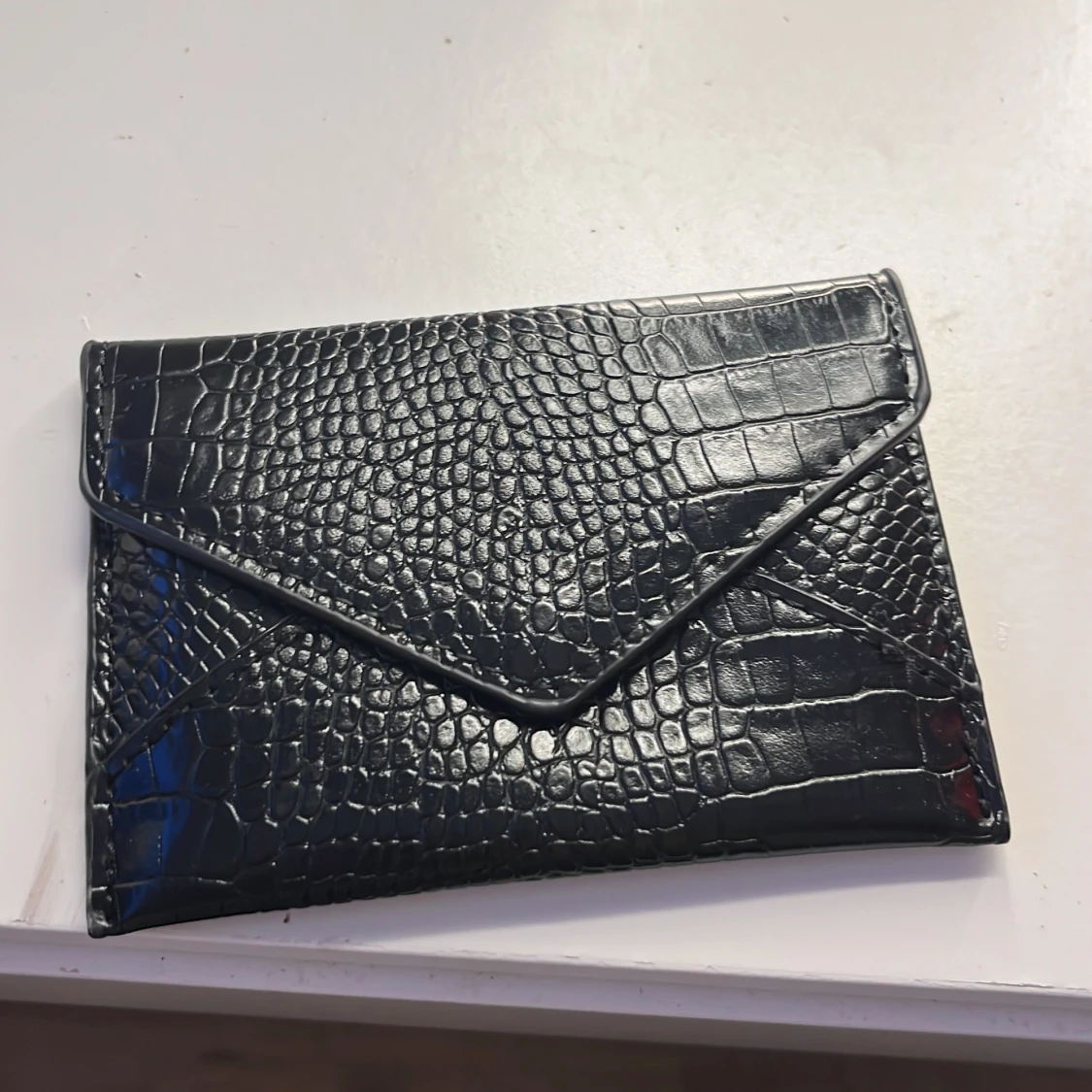 Svart plånbok med krokodilmönster - 90