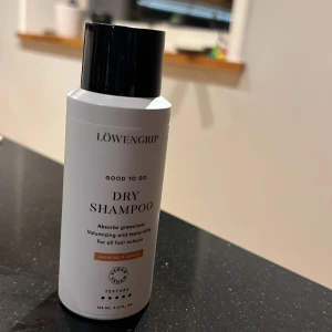 Löwengrip Good To Go Torrschampo - Volymgivande och texturerande torrschampo från Löwengrip. Absorberar fett och ger håret en fräsch känsla direkt. Passar alla hårfärger och är veganskt. Perfekt för snabb uppfräschning mellan tvättar. Oanvänd