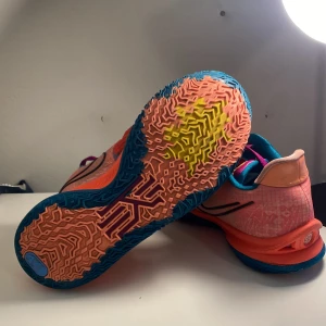 Kyrie 4 low  - Säljer ett par basket skor i storlek 44.5 skorna är i okej skick men har fortfarande massa att ge . Säljer dom pga pengar till moppe. Pris ej hugget i sten. kontakat mig vid frågor mvh Felix 