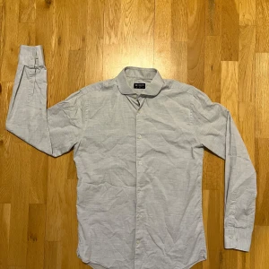 Tiger Of Sweden Skjorta - Snygg grå färgad skjorta från Tiger Of Sweden, storlek 39 slim ( S/M). Inga hål eller defekter. Billigare pris vid snabb affär. Fler bilder finns i DM om det skulle behövas☺️
