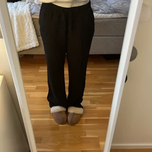 Svarta linne byxor  - Säljer ett par svarta linne byxor som är använda ett fåtal gånger. De är i bra skick ☺️