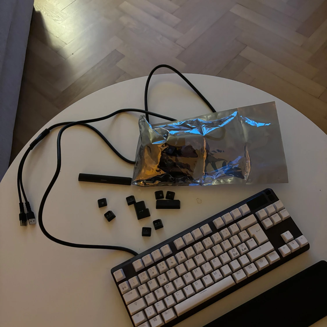 Svart och vit mekaniskt tangentbord - 91