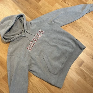 Grå hoodie från Dickies - Säljer en grå hoodie från Dickies storlek Xs men sitter som S, pris kan diskuteras.
