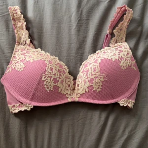 Ny intimissimi bh💕 - Säljer min fina intimissimi bh då den är fel storlek för mig, endast använd 2 gånger så väldigt bra skick!💕