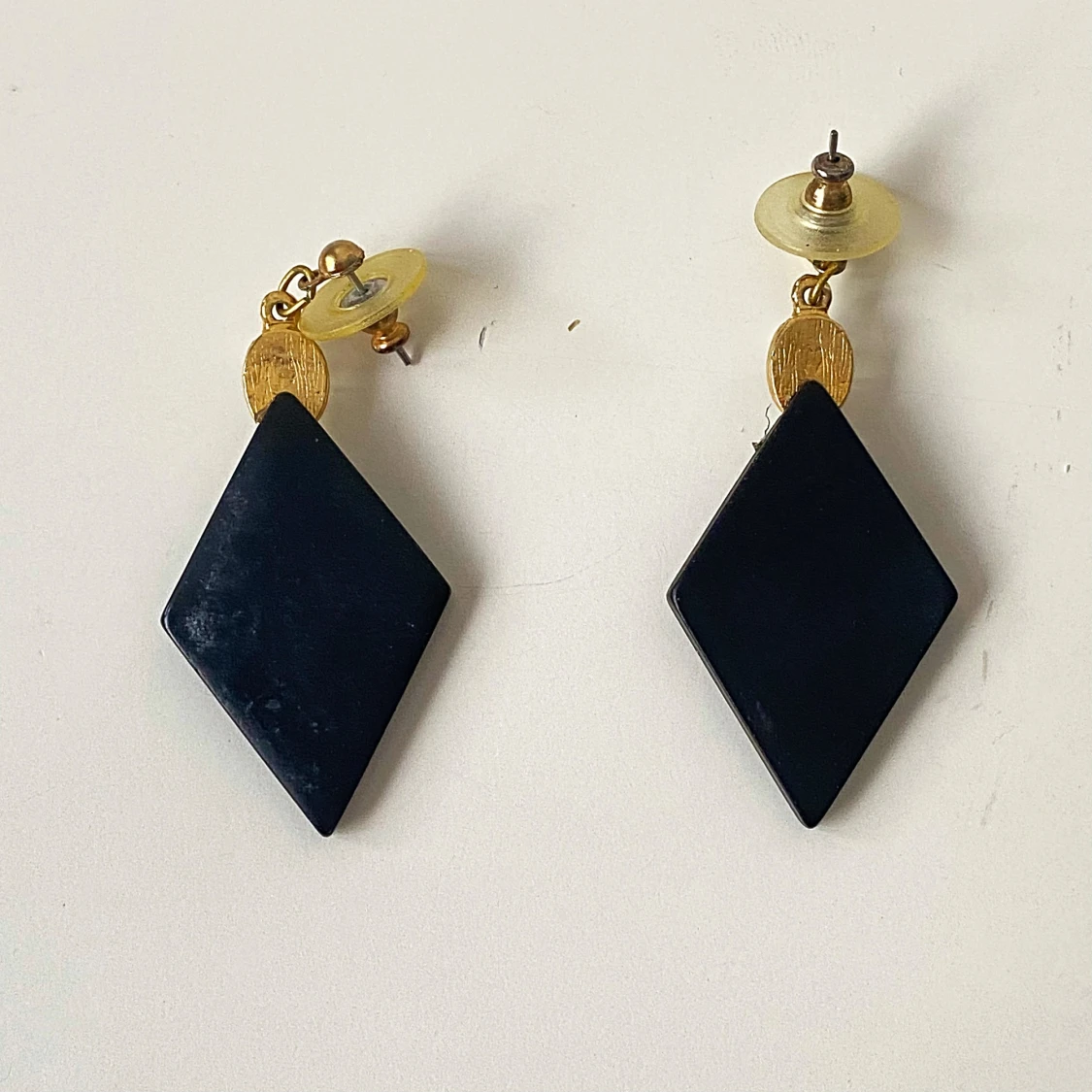 Svarta och guldiga örhängen med kristalldetalj - 91