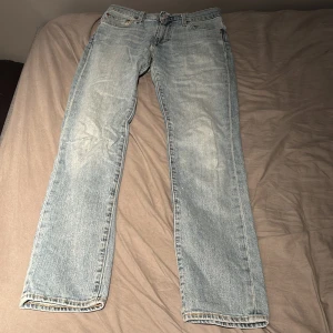 Levis jeans - Snygga Levis jeans som är i ett helt okej skick sydda i ena knät är inte säker på storleken men passar mig som är 180 tror det är W30 L31