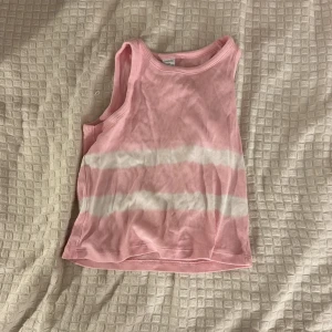 Rosa och vit randig linnetopp från Lindex - Säljer en söt rosa och vit randig linnetopp från Lindex. Den ör helt oanvänd fast köpt för ett tag sedan. Passar barn i storlek 134/140. 💕