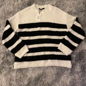 Randig tröja från BikBok - Säljer en snygg randig tröja från BikBok i svart och vitt. Tröjan har långa ärmar och är perfekt för en stilren look. Den är gjord i ett mjukt material som känns skönt mot huden.