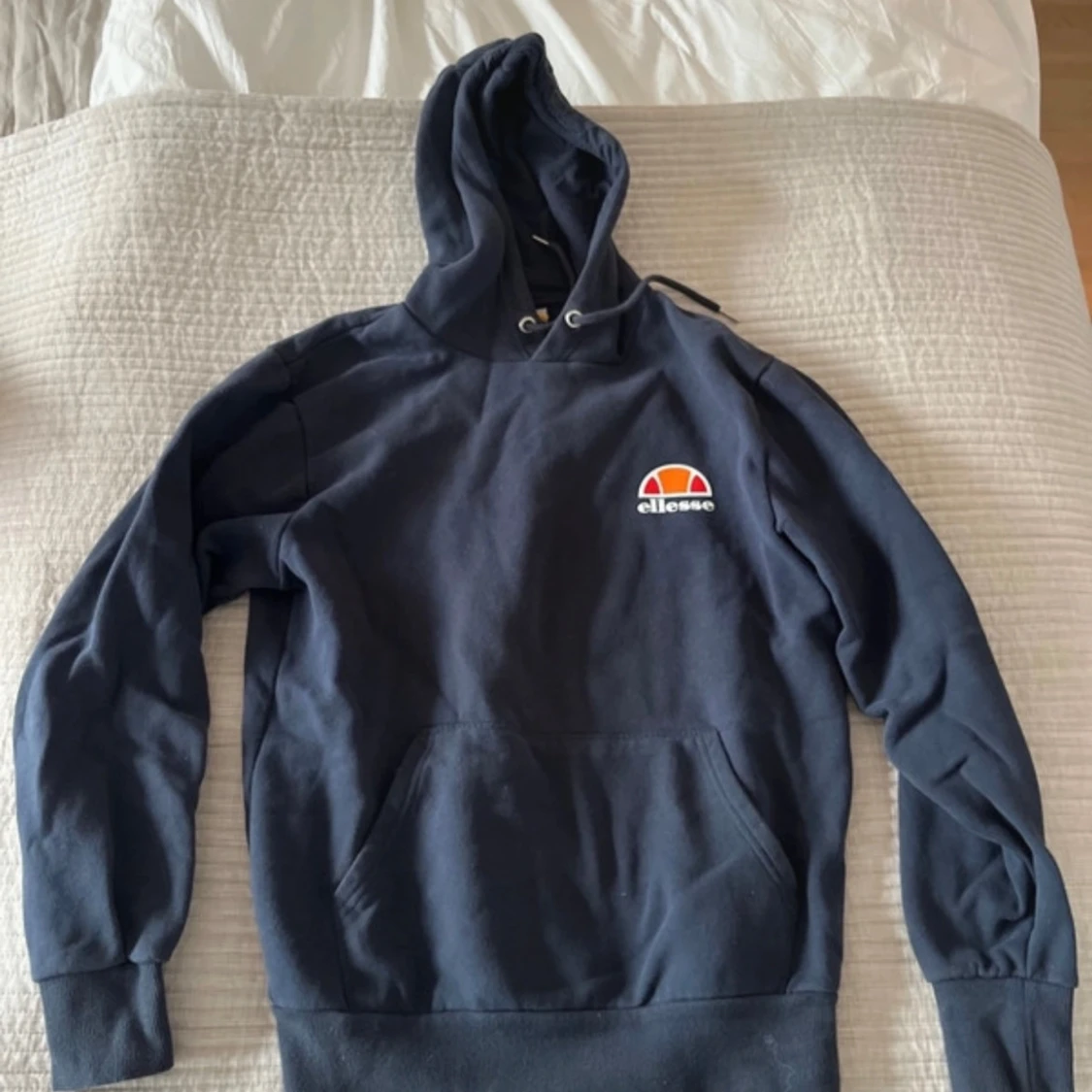 Mörkblå hoodie från Ellesse