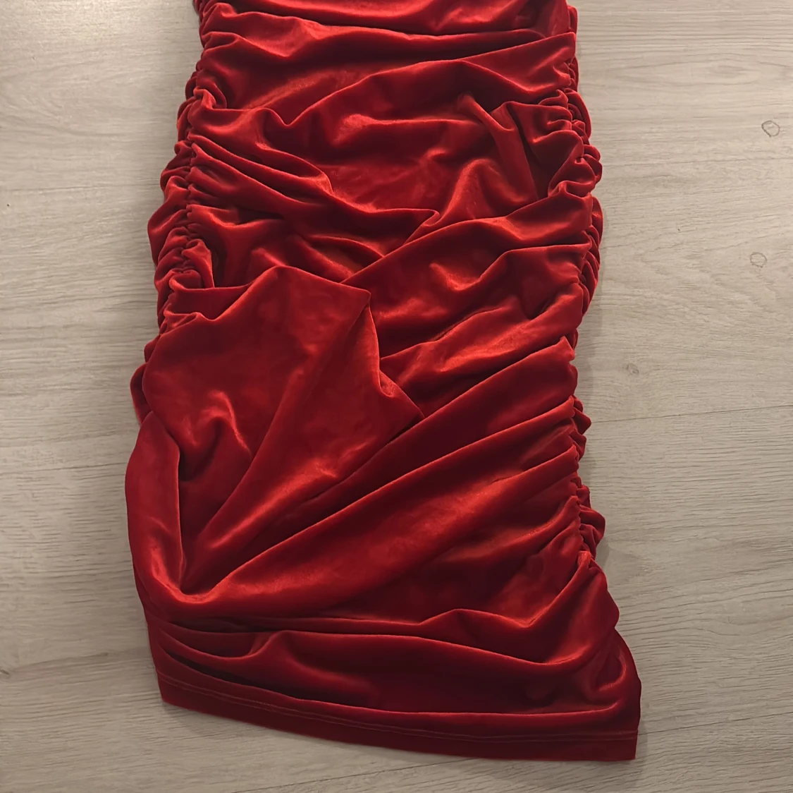 Röd oneshoulder klänning i sammet - 90