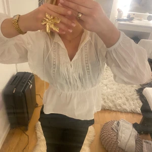 Blus med Volang - Supersnygg vit blus 💓💓💓 perfekt 