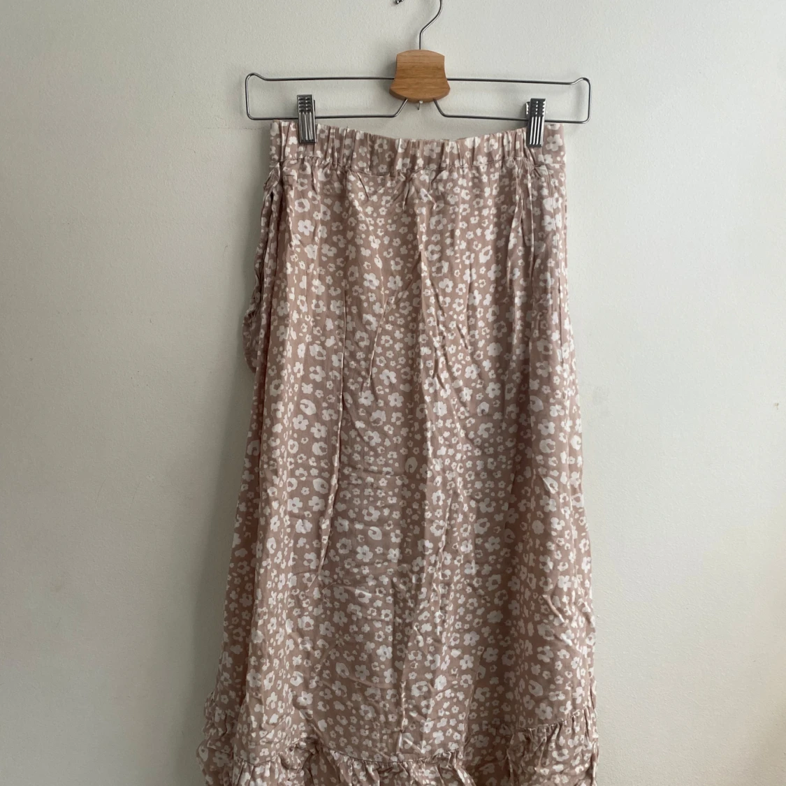 Beige blommig kjol med volang - 90