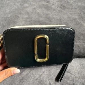 Marc Jacobs väska  - Säljer den åt min mamma för den inte längre kommer till användning. Den är typ helt ny använd två gånger. Nypris ca 4000kr säljer för 2000kr. För mer frågor skriv privat❤️