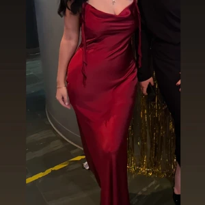 Frill dress röd  - Klänning från GinaTricot. Använd enbart vid ett tillfälle. 