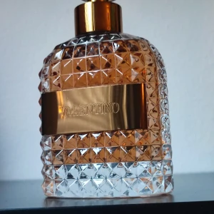 Valentino Umo EDT  - Valentino Umo EDT 100ml. The perfume is new and comes without a box. In my opinion the cap is unfortunately a bit unstable. But you can use it as normal, no problem. Toppnoter: Bergamott och Myrten Hjärtnoter: Kaffe, Mörk choklad och Hasselnöt Basnoter: Läder och Cederträ.