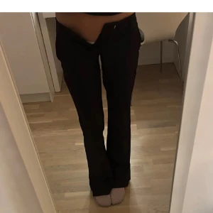 Svarta byxor med bootcut - Snygga kostymbyxor ifrån bikbok i modellen Vera (lågmidjade) säljer då dem har blivit för små🥲