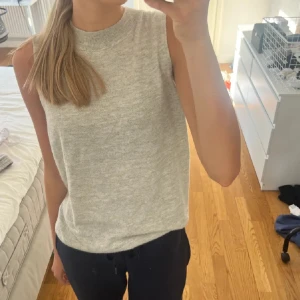 Grå ärmlös topp från Mango - Säljer en stilren grå ärmlös topp från MNG.🥰