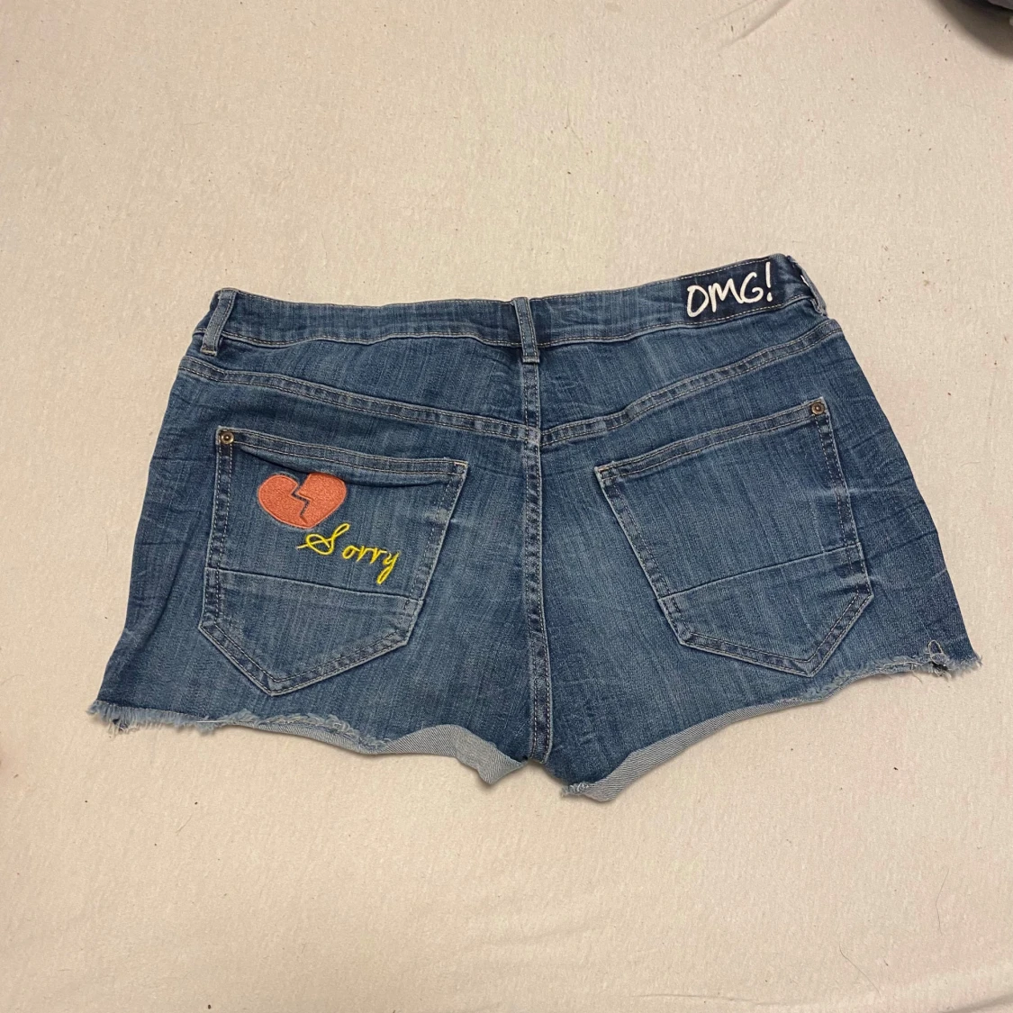 Jeansshorts med patches från Lindex - 90