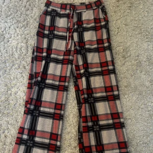 Rutiga pyjamasbyxor  - Dem är använda ganska mycket men är fortfarande i bra och fint skick. Tyvärr finns det ingen lapp kvar i dem så vet inte var dem är ifrån eller vilken storlek det är, men skulle gissa på S-M och dem har långa ben.