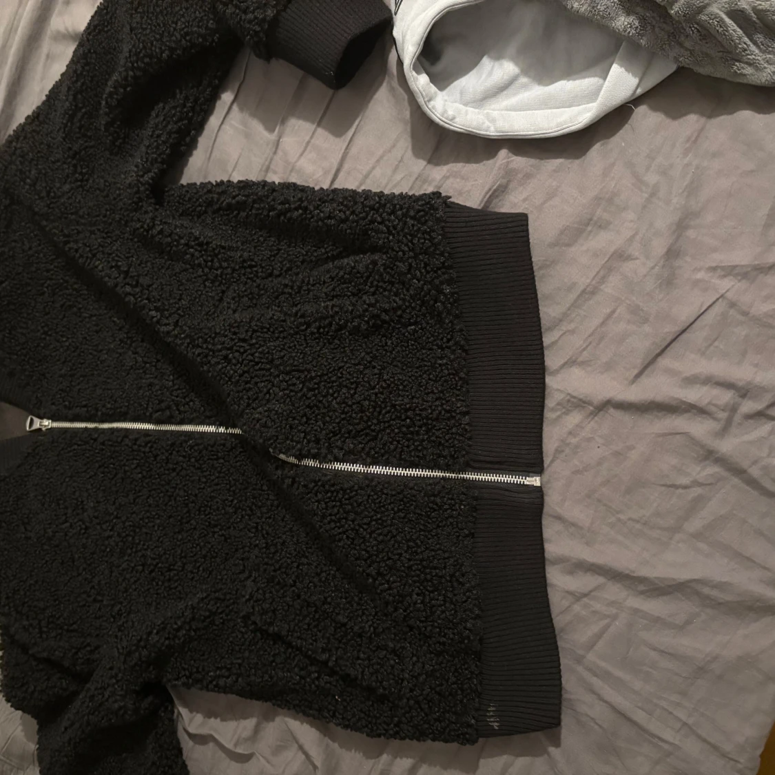 Svart teddyjacka med dragkedja - 90