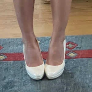 Vita pumps från Buffalo - Vita pumps från Buffalo med hög klack och rund tå. Köpta second hand! Hör av er vid frågor💕